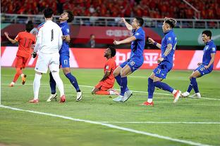 武磊晒抵卡塔尔视频：足球在哪里都是这么受欢迎，进入亚洲杯赛区